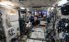 Thomas Pesquet réalisant Télescope intérieur d’Eduardo Kac dans l'ISS